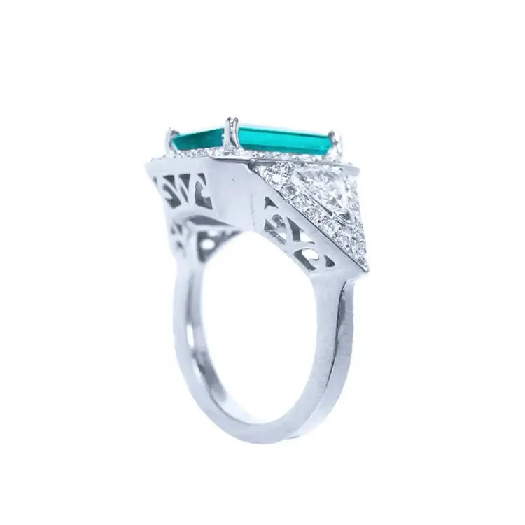 En este anillo de esmeralda para mujer se visualiza la galería parte inferior.