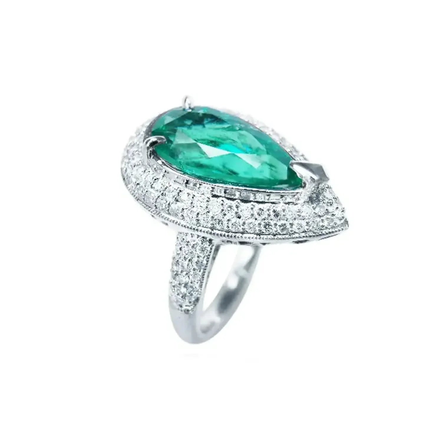 Anillo de oro blanco 14k con esmeralda colombiana corte pera de 3.35 ct rodeada de diamantes.