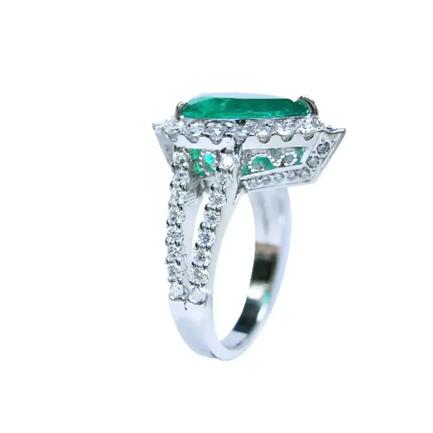 Anillo de compromiso de oro blanco 18k con esmeralda colombiana corte pera y halo de diamantes.
