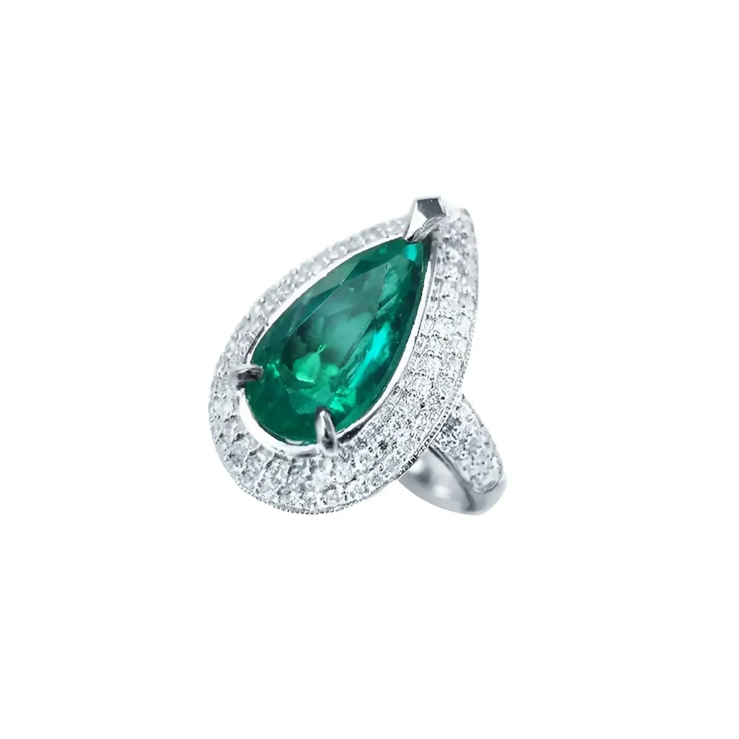 Anillo de oro blanco 14k con esmeralda colombiana corte pera de 3.35 ct rodeada de diamantes.