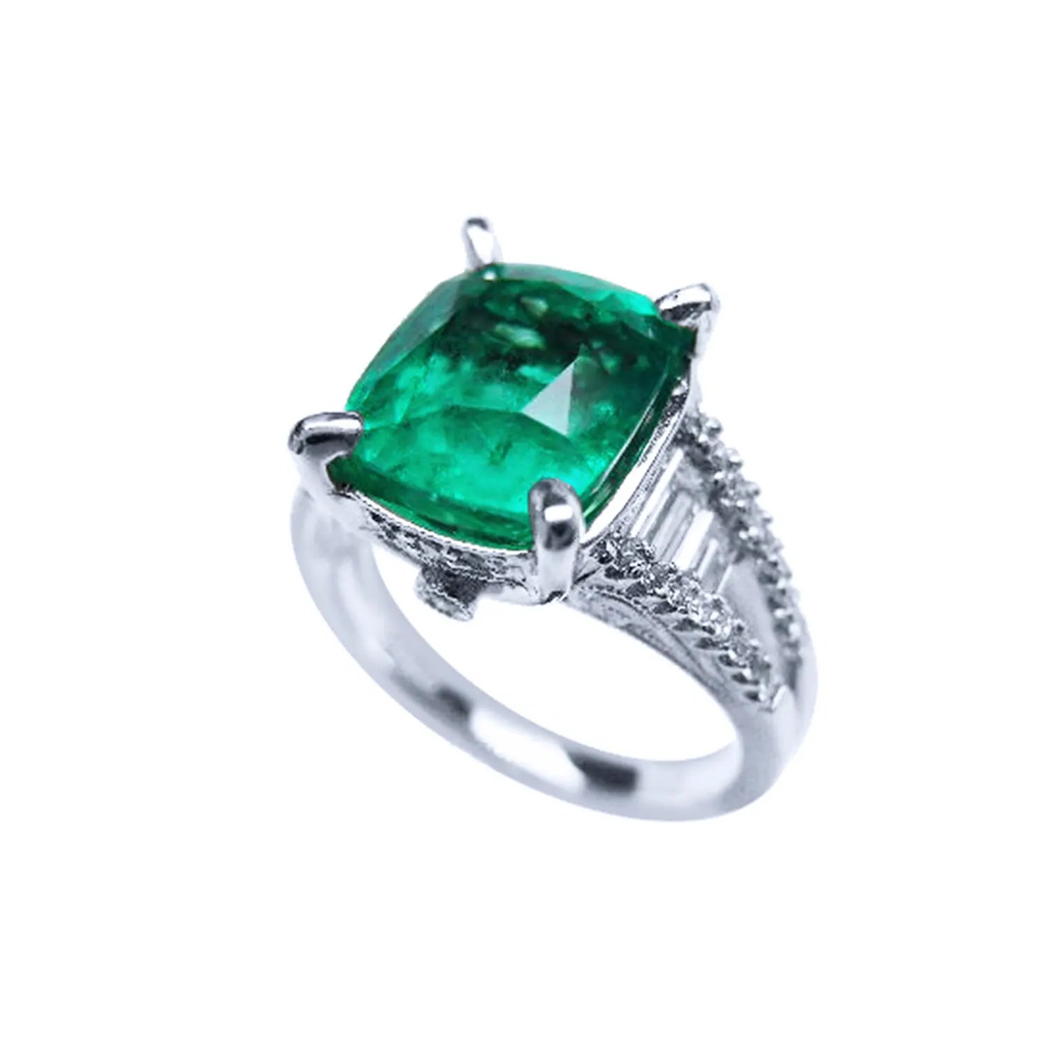 Anillo con esmeralda corte cojín y diamantes para dama mostrando lado izquierdo.