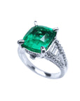 Anillo con esmeralda corte cojín y diamantes para dama mostrando lado izquierdo.