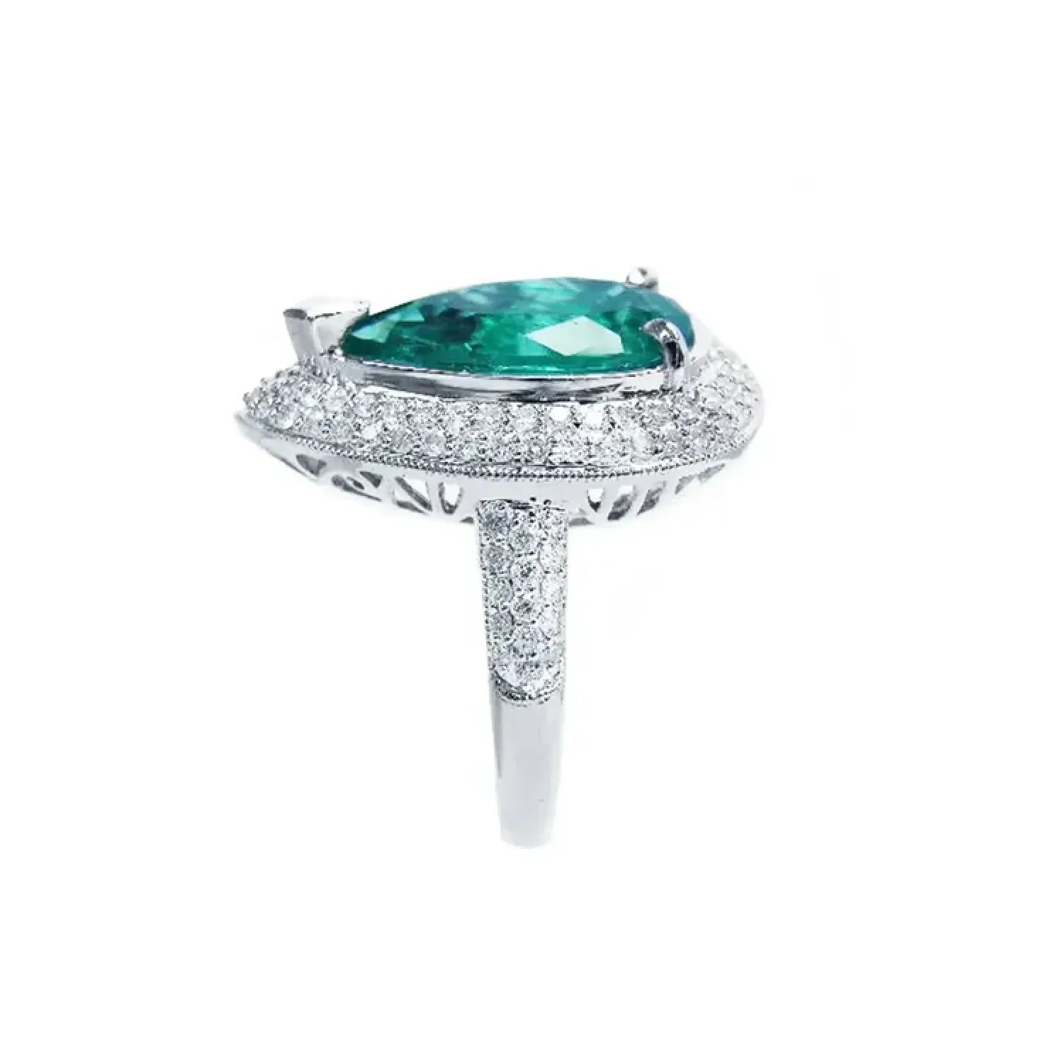 Anillo de oro blanco 14k con esmeralda colombiana corte pera de 3.35 ct rodeada de diamantes.