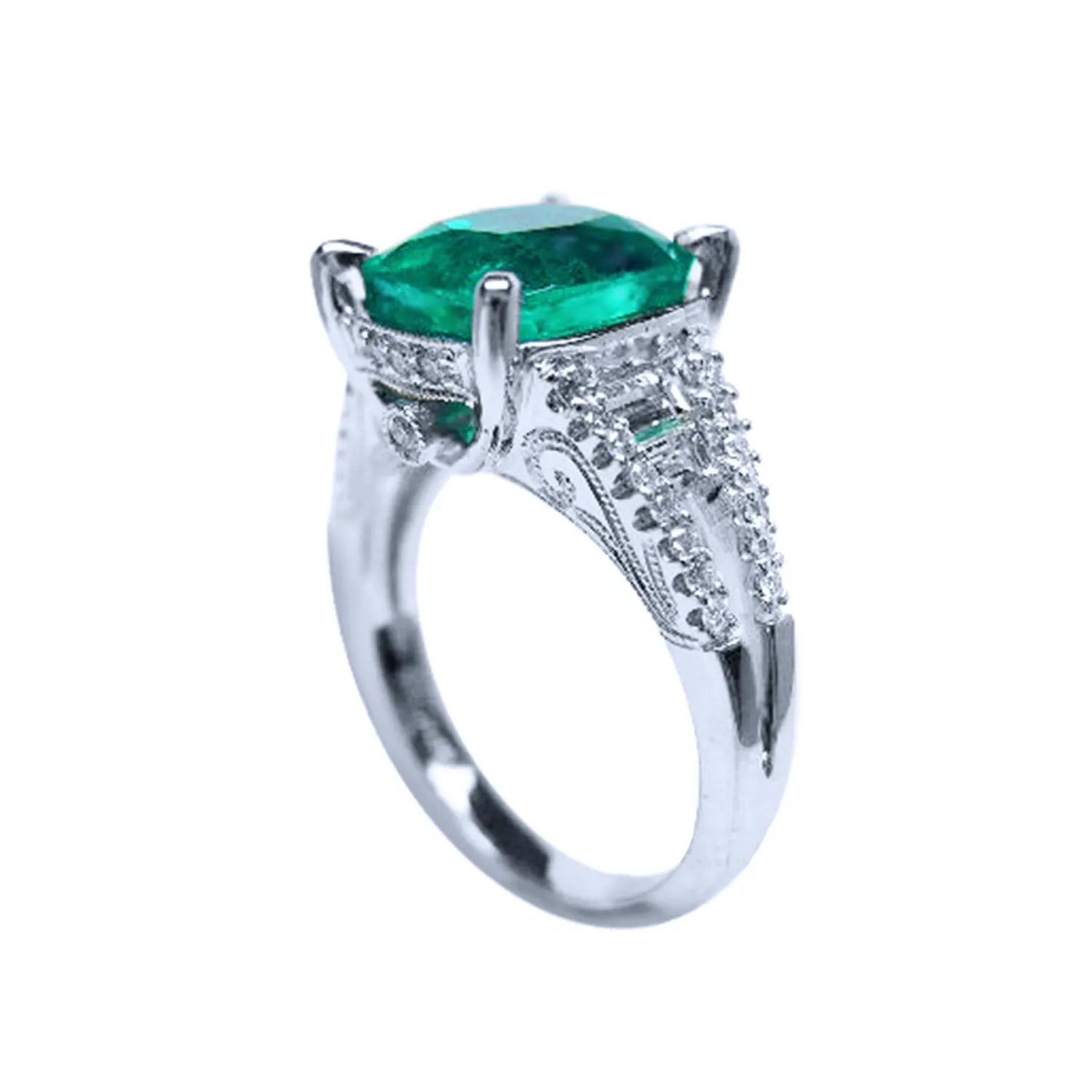 Esmeralda corte cojín y diamantes en anillo de compromiso en oro blanco, mostrando flanco izquierdo.