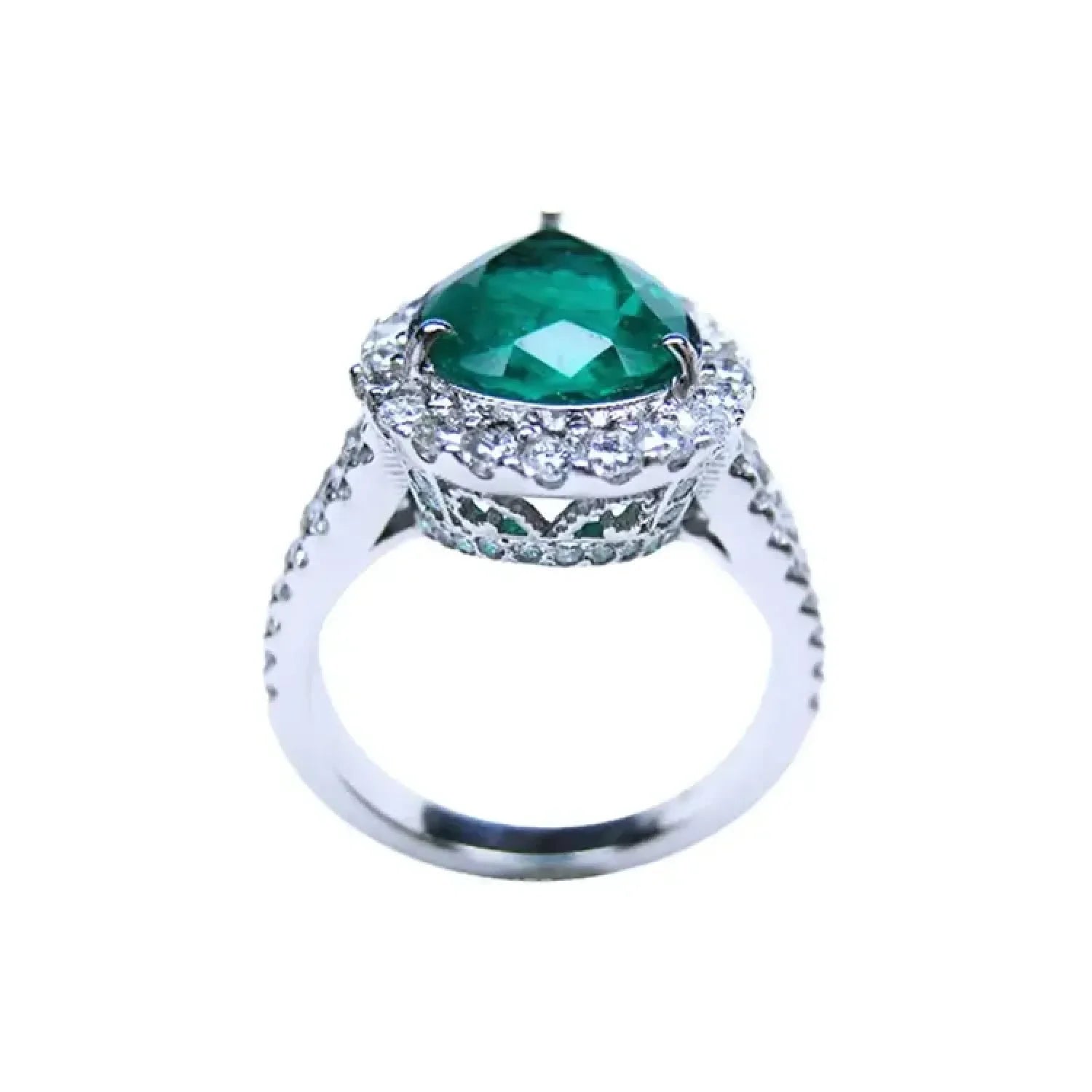 Anillo de oro blanco 18k con esmeralda colombiana corte pera de 4.02 ct y halo de diamantes.