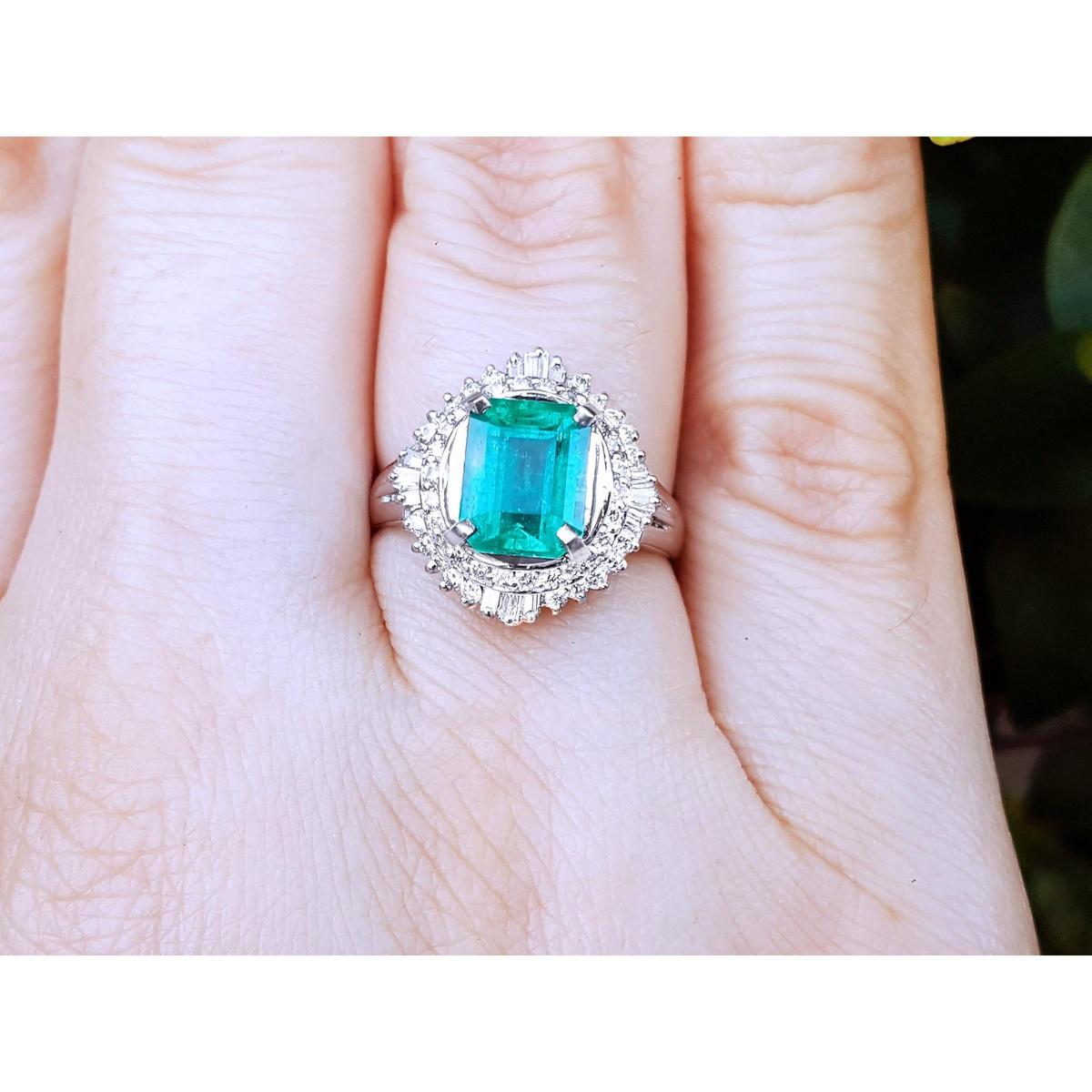 Ring with a natural colombian emerald on a hand.