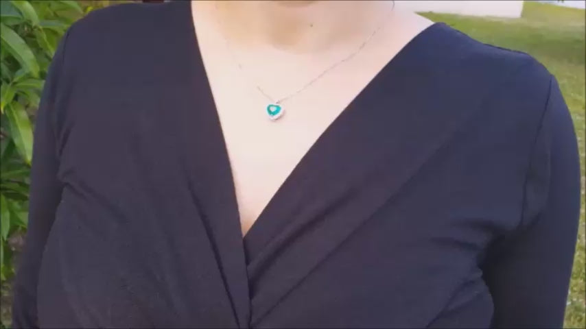 Heart shaped natural colombian emerald pendant hite gold