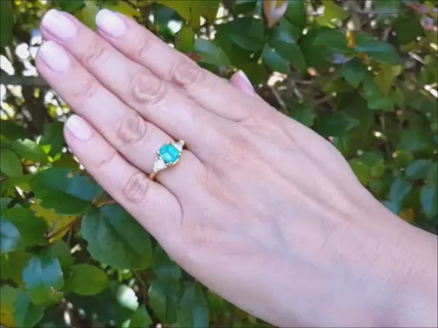 Natural colombian emerald three stone ring for women 18k yellow gold.