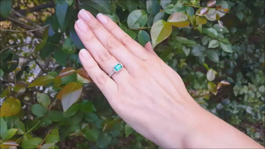 East-west emerald and diamond ring in white gold.
