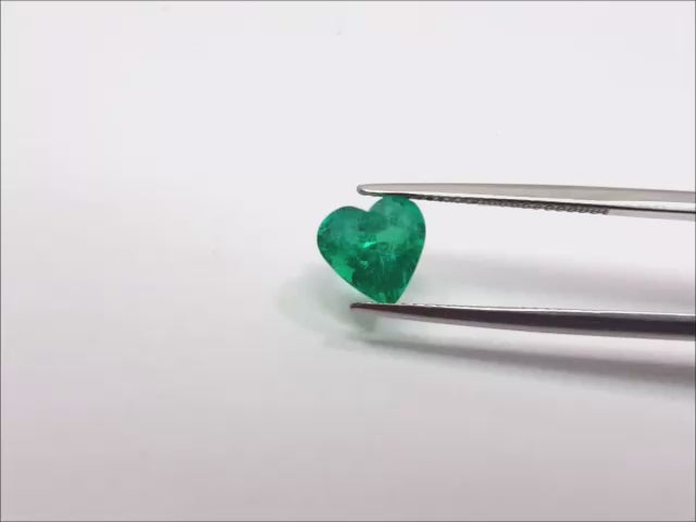 Heart cut natural colombian emerald GIA certified F1, from the Muzo mines.