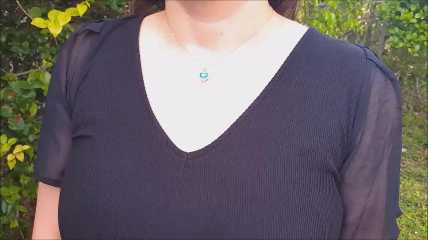 Genuine colombian emerald pendant in yellow gold and diamonds.