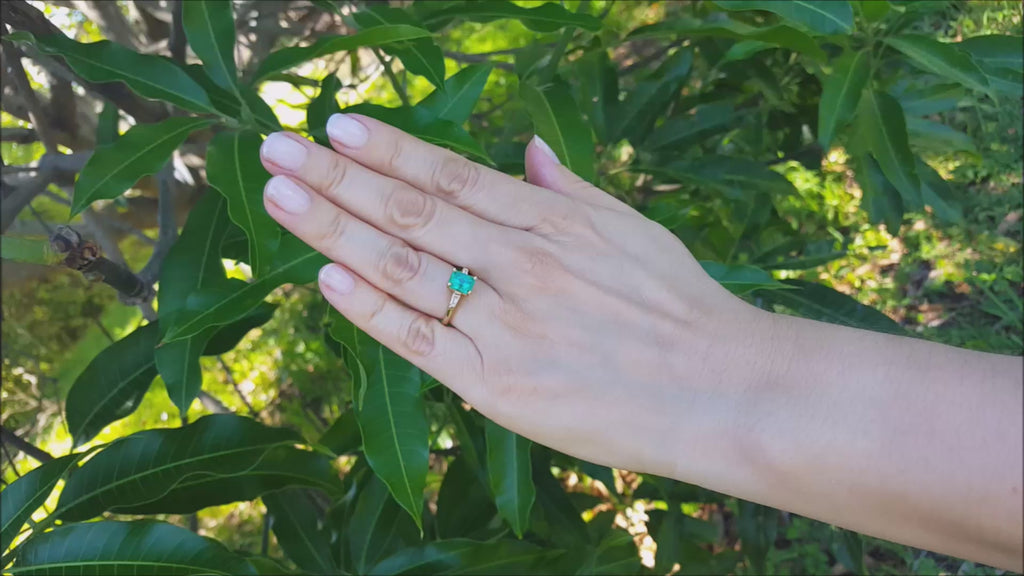 Emerald and side baguettes diamond ring