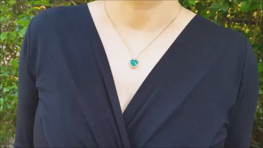 Natural colombian emerald heart pendant in 18k yellow gold.