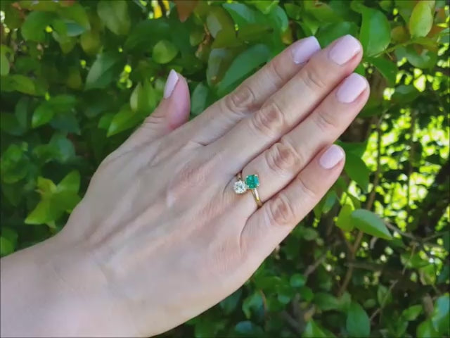 GIA certified natural colombian emerald and diamond ring for women made of 18k yellow gold.