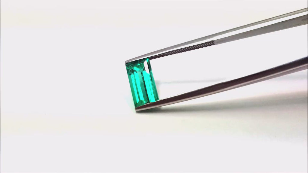 Baguette cut loos emerald