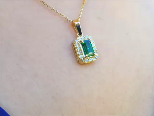 Natural Muzo colombian emerald GIA certified in a 18k yellow gold pendant.
