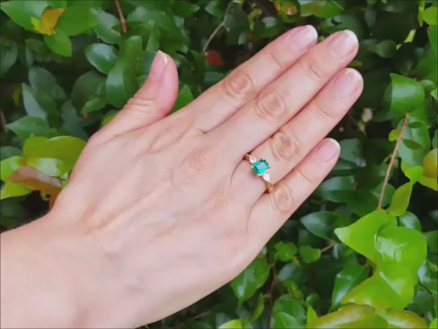 Natural colombian emerald ring GIA certified Muzo mine.