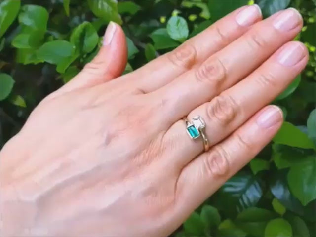 Toi et moi natural emerald and diamond ring made of 18k yellow gold.