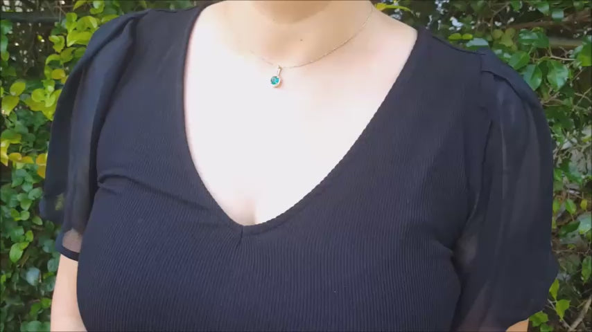 Round cut natural colombian emerald pendant necklace yellow gold.