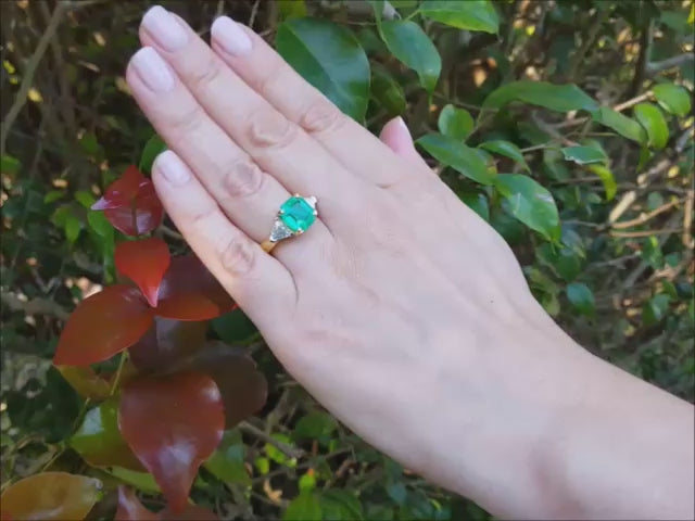 Natural colombian emerald and trillion side diamond ring 18k yellow gold