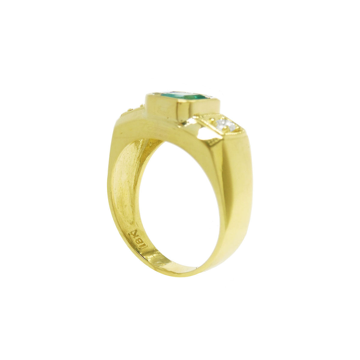 A yellow gold men&#39;s emerald ring on a white background