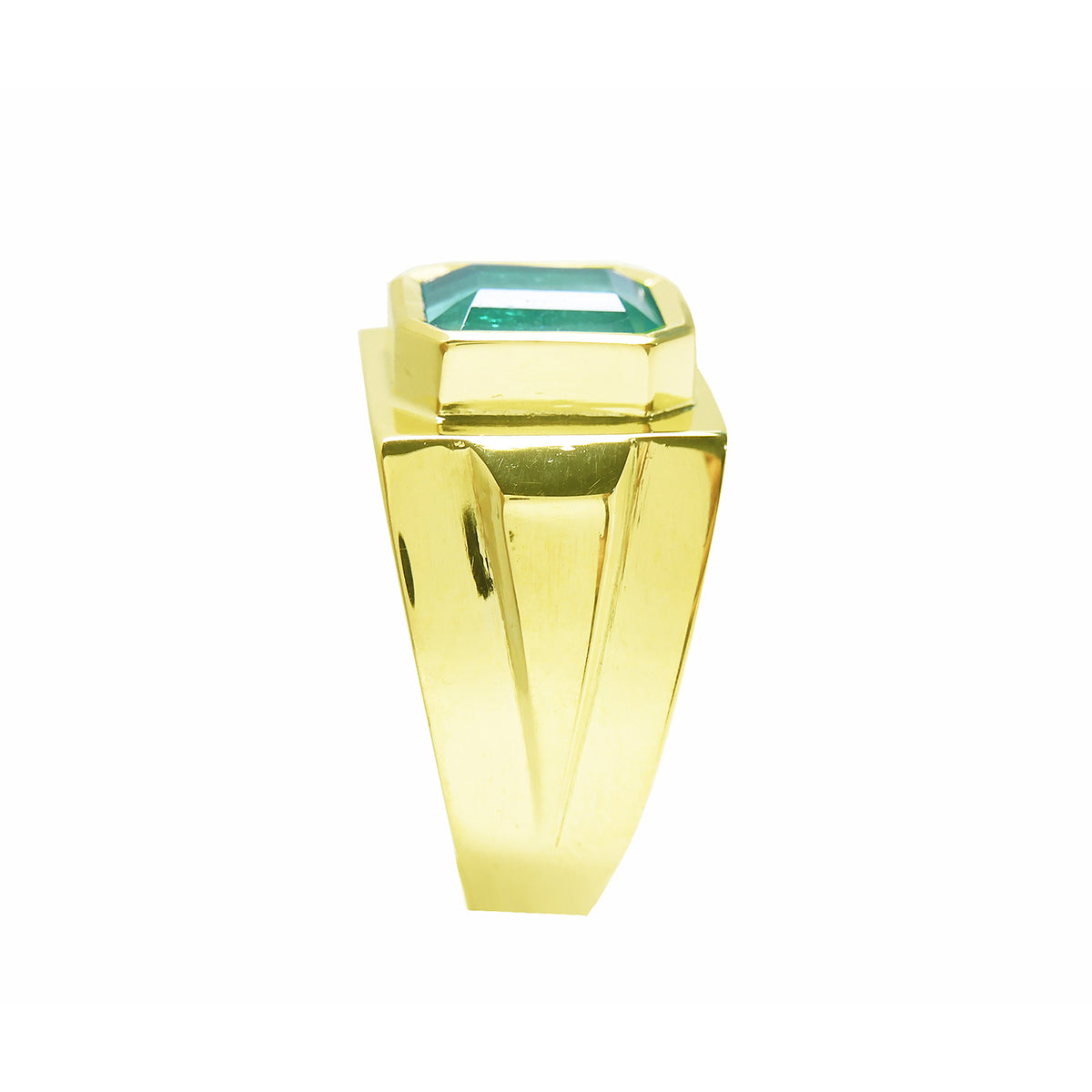 The side profile of this men&#39;s emerald solitaire ring displays its topside and profile side of the band design.