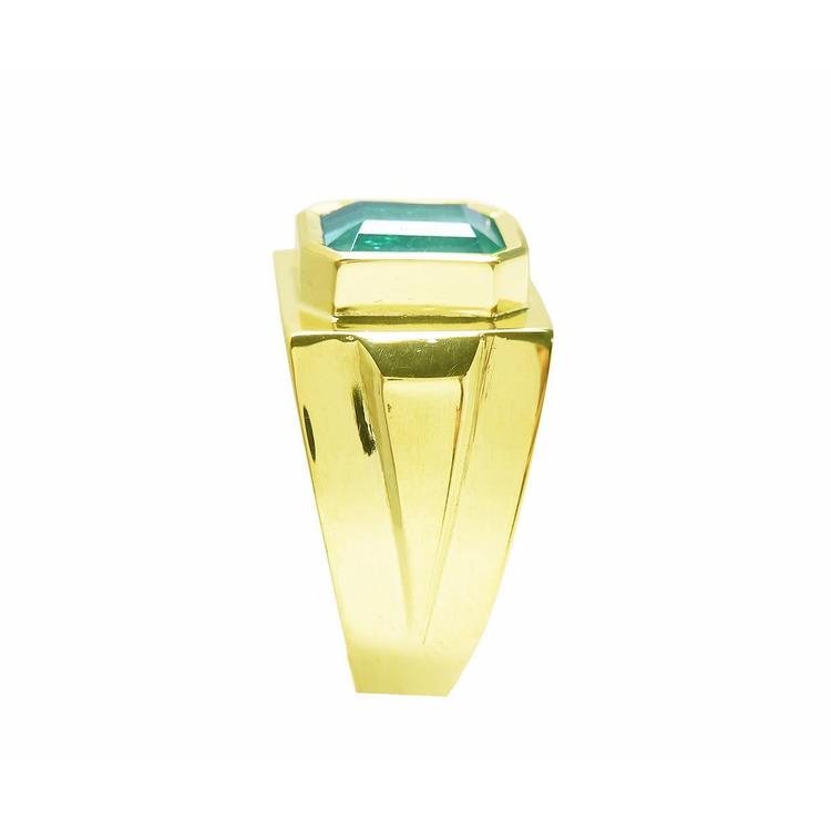 The side profile of this men's emerald solitaire ring displays its topside and profile side of the band design.