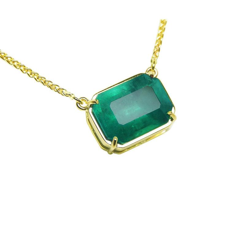 Emerald solitaire necklace 5.52 carats emerald-cut from the Muzo mine, set in a handcrafted 18k yellow gold frame