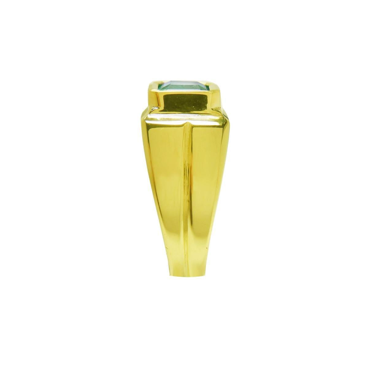 A 18k yellow gold emerald ring for ladies displaying its side profile view