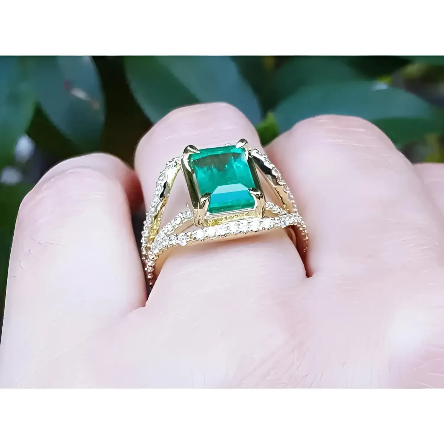 Anillo de oro 18k con esmeralda colombiana 2.86 ct. y tres filas de diamantes naturales.