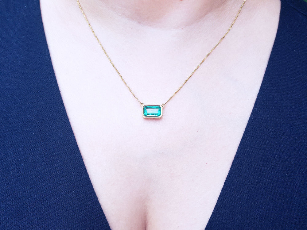Mother&#39;s Day gift Emerald necklace for sale east-west orientation handcrafted in 18k yellow gold