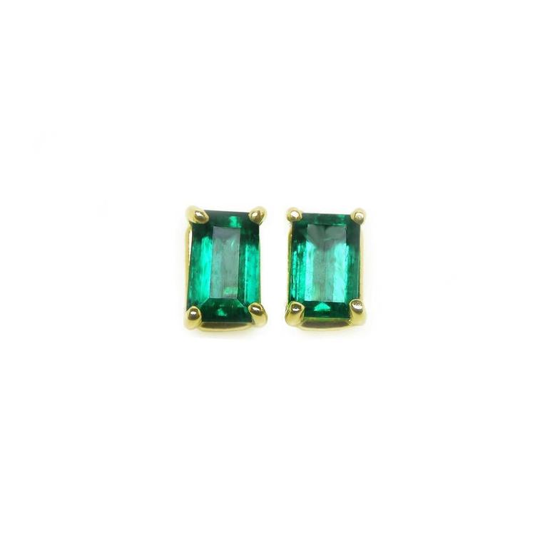 Pair of natural colombian emerald solitaire stud earrings made of 14kyellow gold.