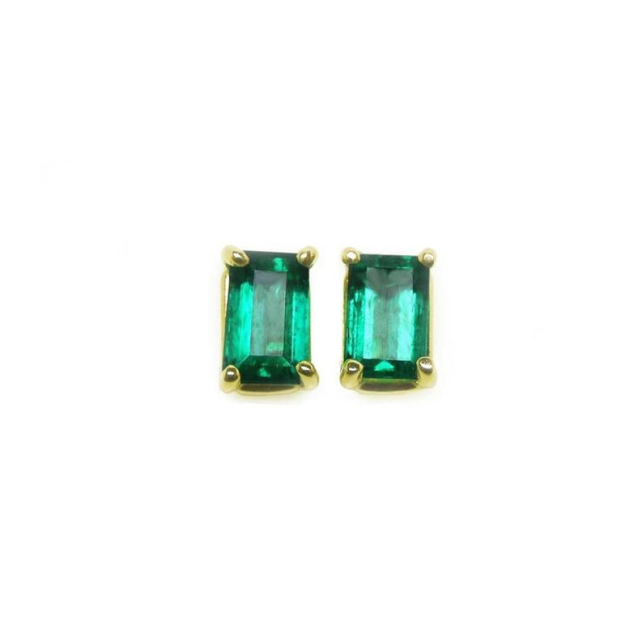 Pair of natural colombian emerald solitaire stud earrings made of 14kyellow gold.