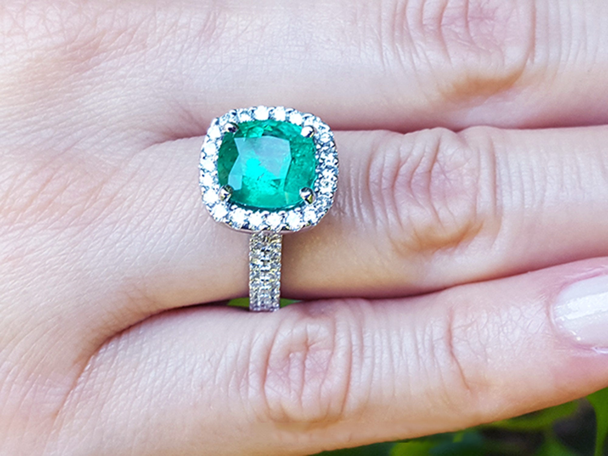 Anillo con esmeralda rodeado de diamantes naturales para dama