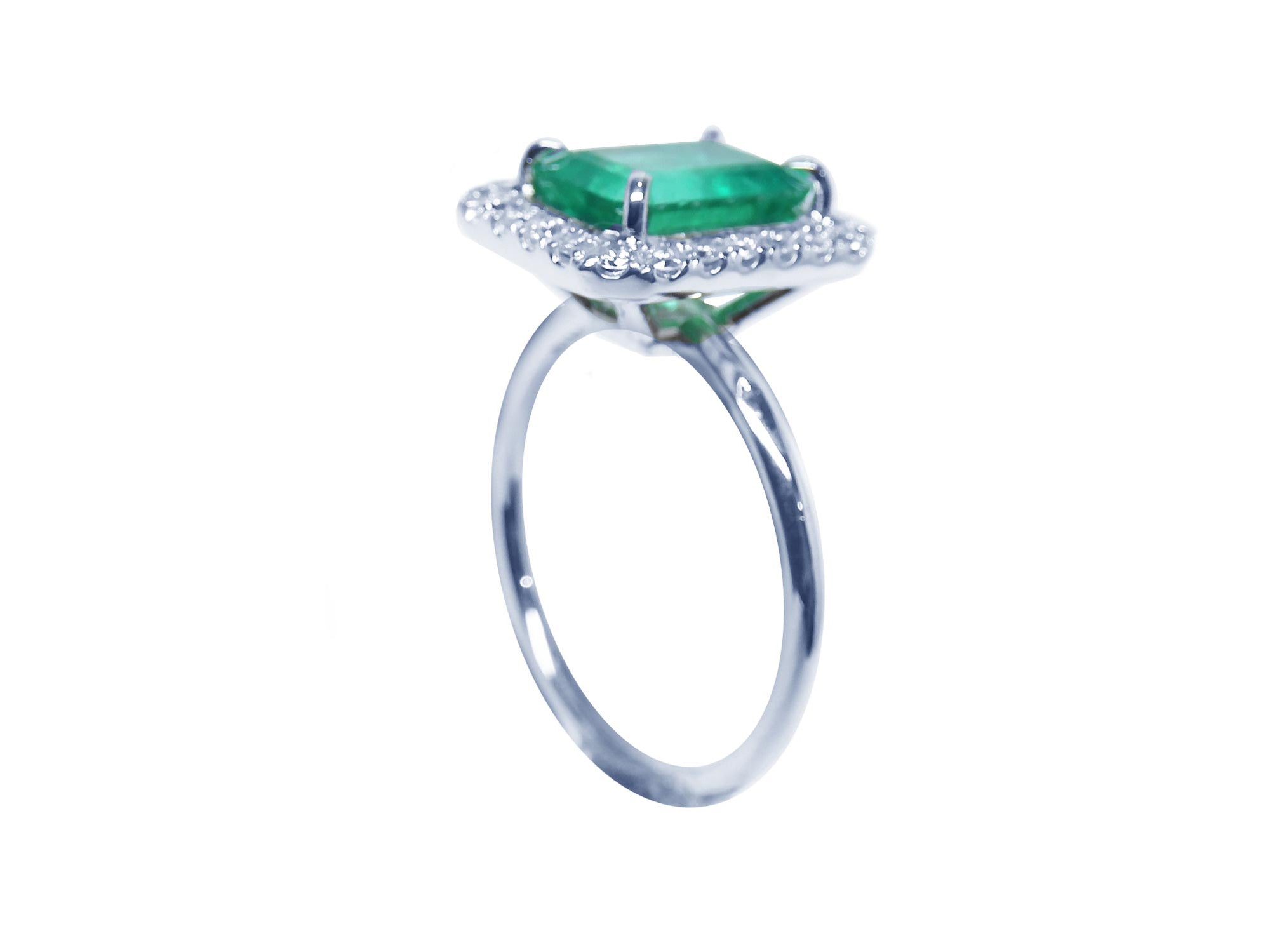 This ladies&#39; emerald ring is showing the half side top and band profile.
