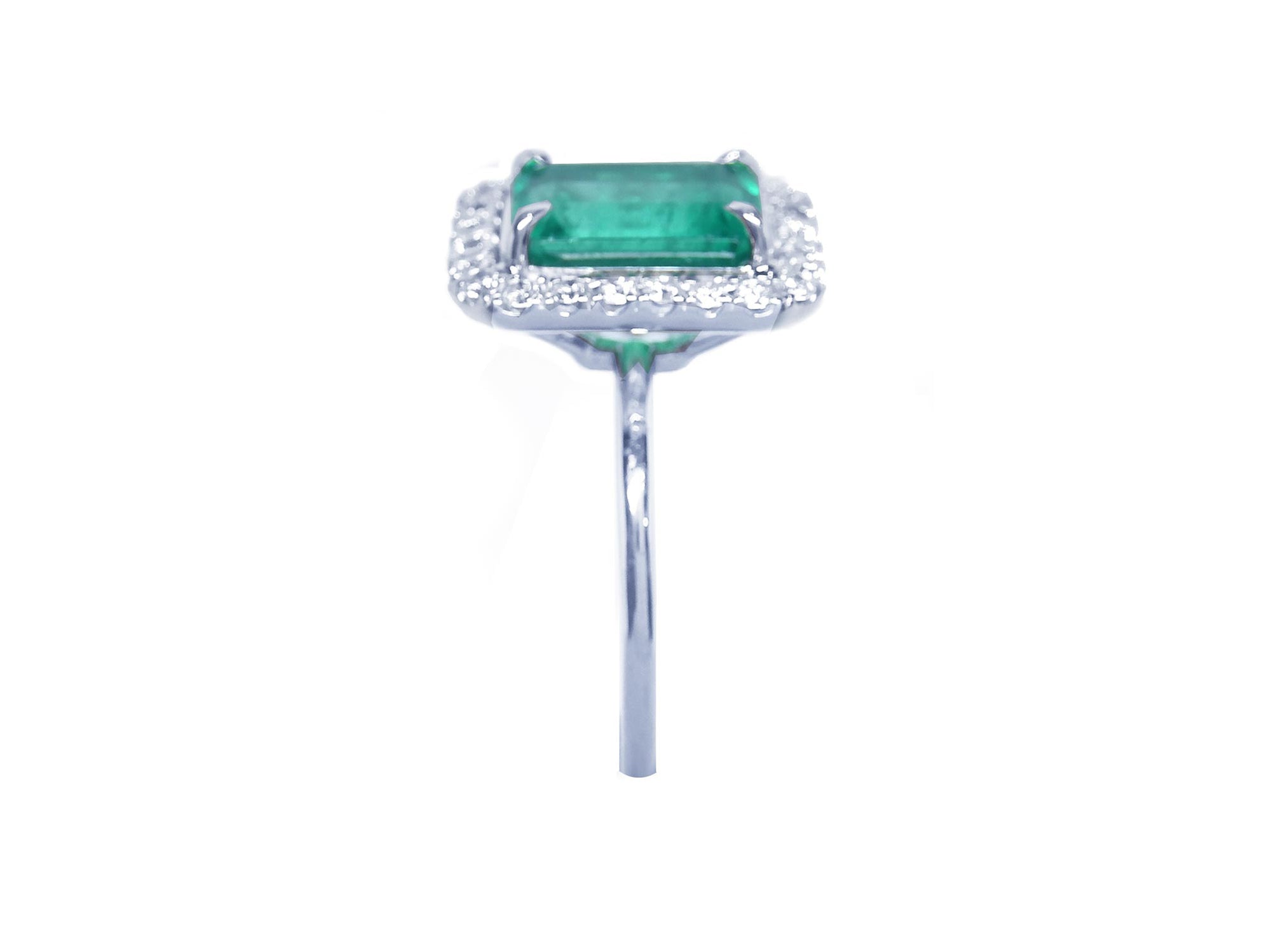 The side position of this emerald ring displays the gemstone side, gallery and band, profile.