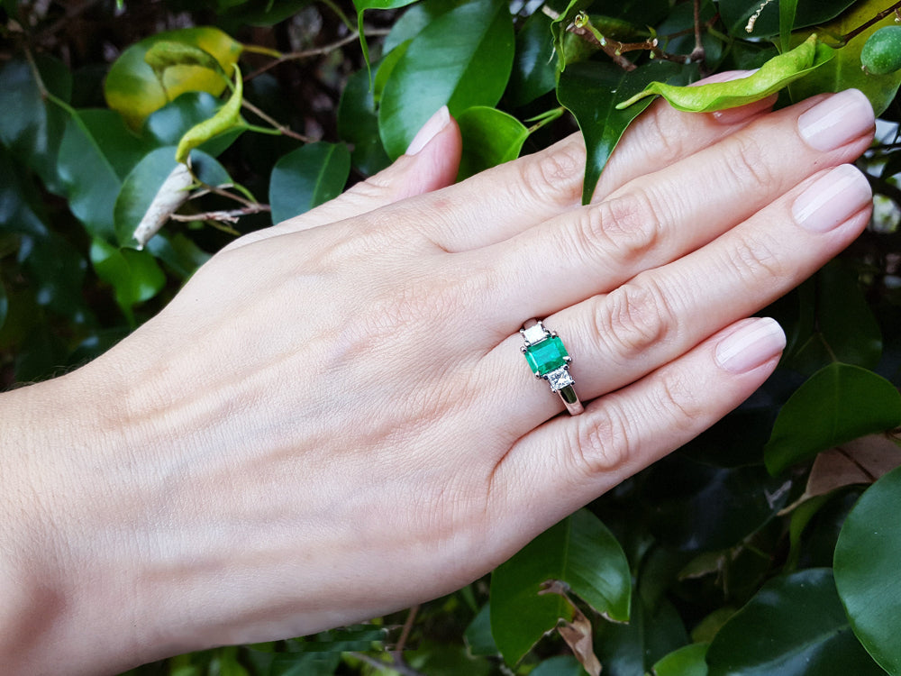 Ladies&#39; May birthstone ring engagement ring natural Muzo mine Colombia emerald-cut princess cut side natural diamonds