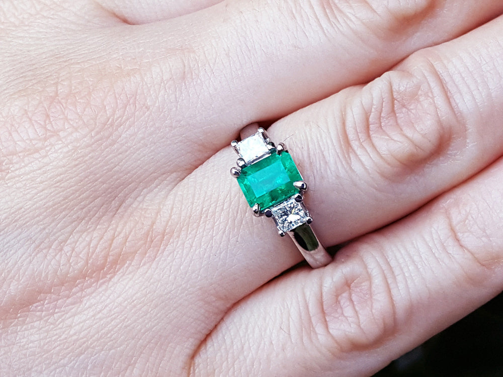 Brides May&#39;s birthstone ring engagement ring natural Muzo mine Colombia emerald-cut princess cut side natural diamonds
