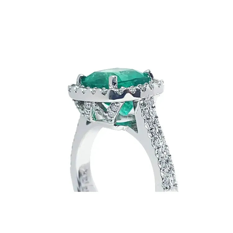 Vista cercana de un anillo con esmeralda natural de Colombia adornada con diamantes naturales en oro blanco.