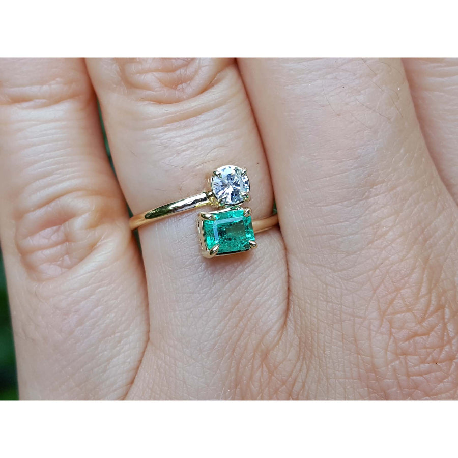 Women's natural Colombian emerald and diamond ring You and Me design, also known as a Toi et Moi ring, in 18k yellow gold.