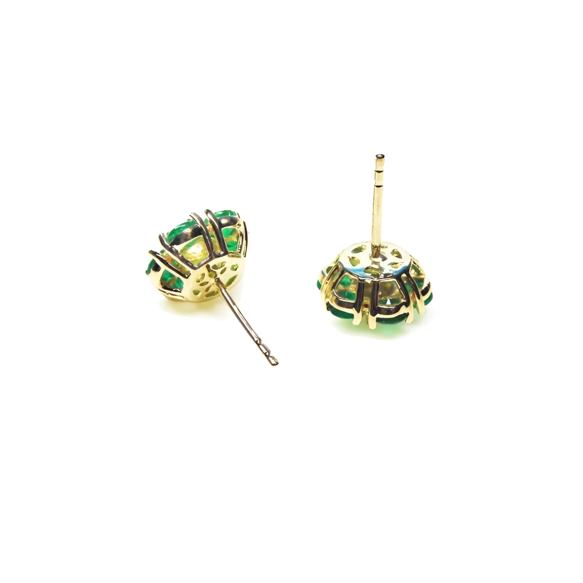 18K yellow gold cluster earrings with natural Colombian emeralds and central diamonds.