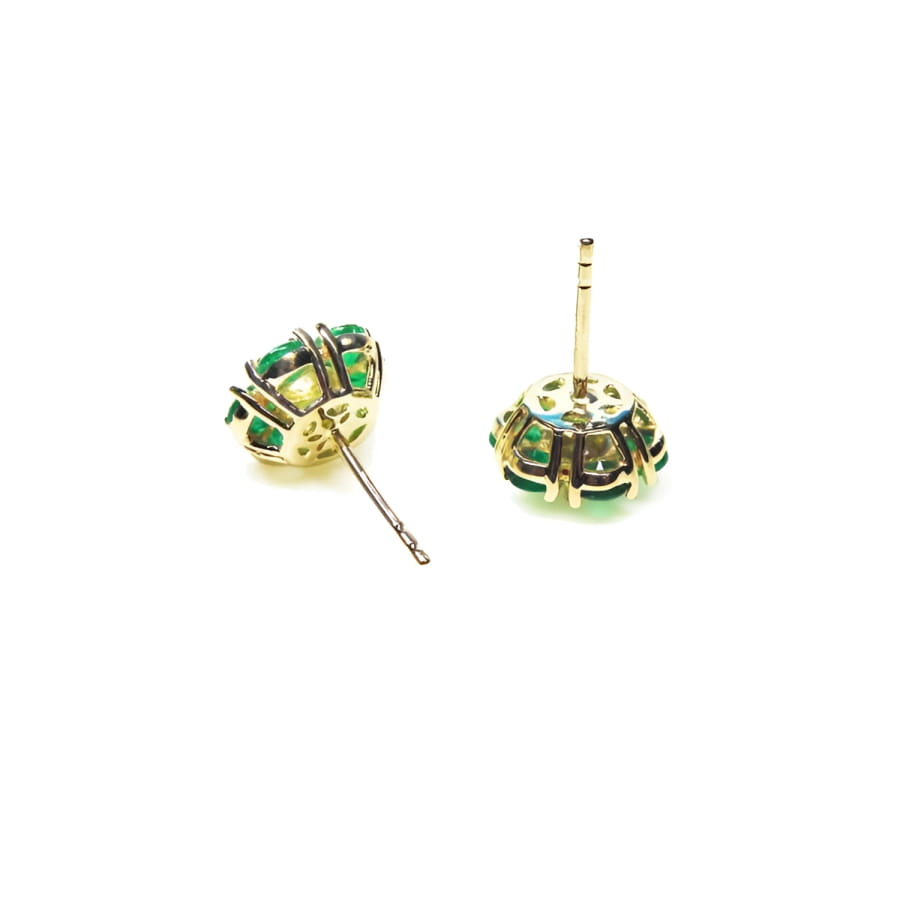 18K yellow gold cluster earrings with natural Colombian emeralds and central diamonds.