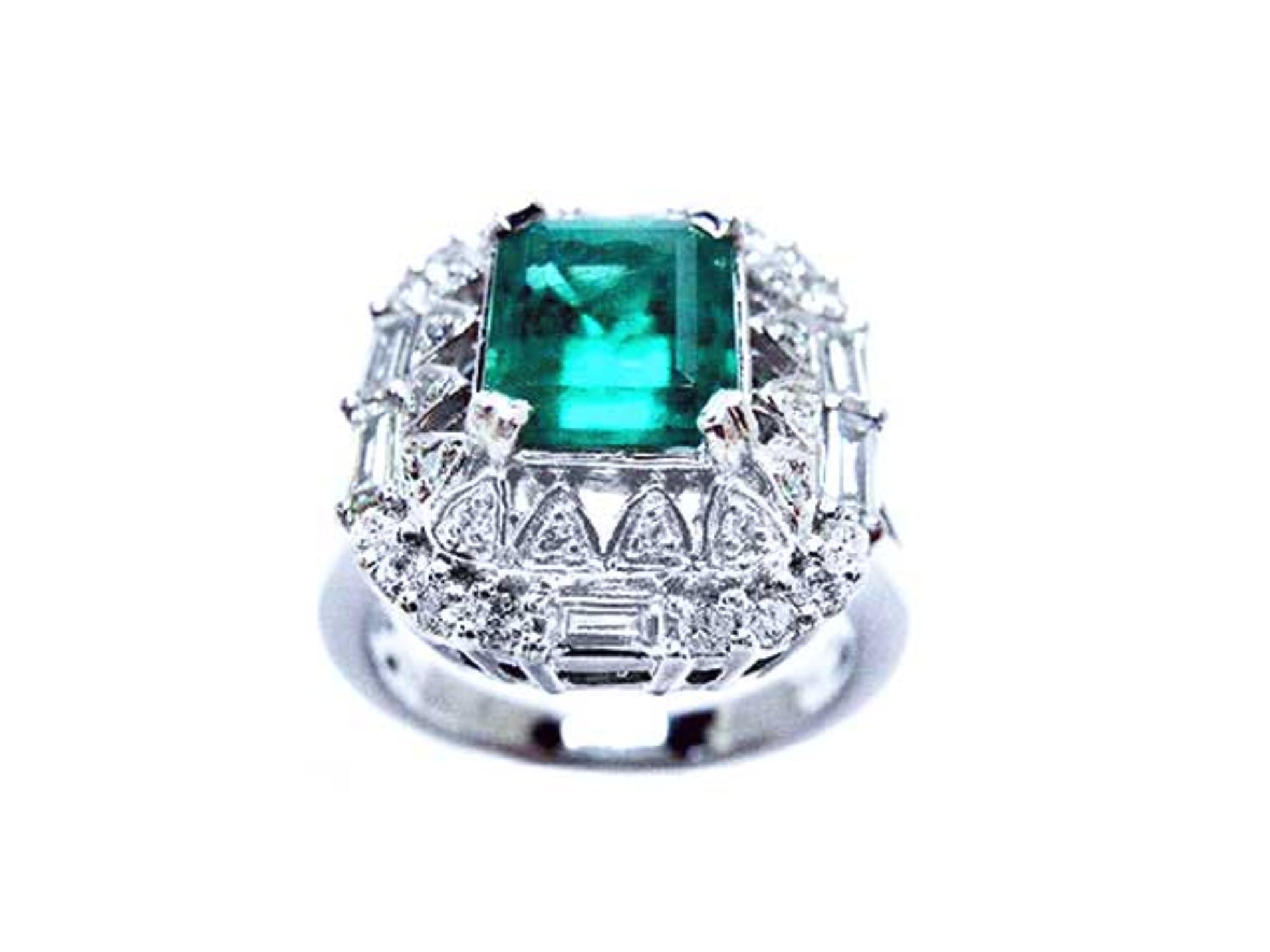 This emerald and baguette diamonds vintage ring in white gold displays its top view.
