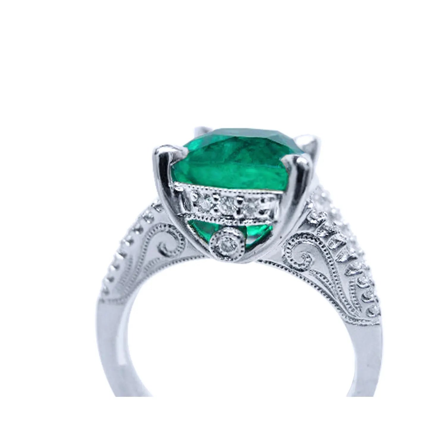 Esmeralda y diamantes en anillo de oro blanco para mujer, exhibiendo decoración lateral cercano.