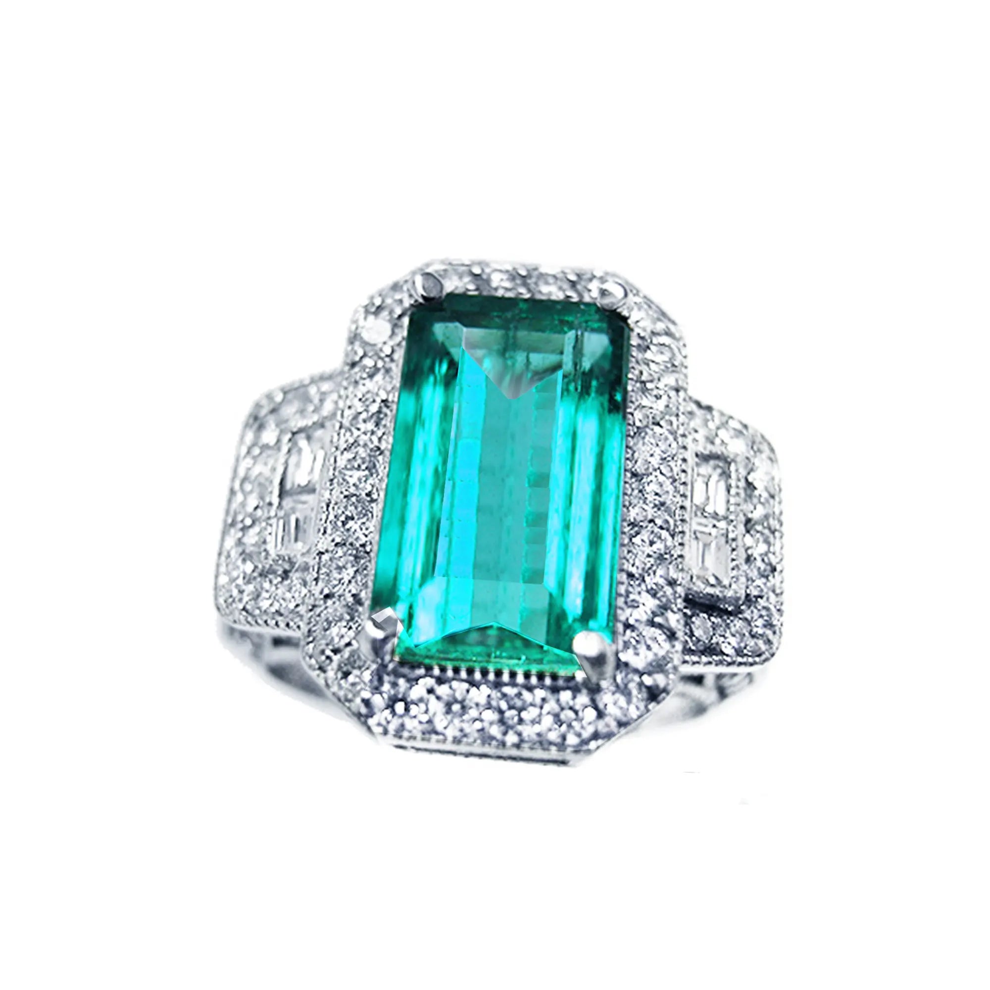 Vista frontal de un anillo con una esmeralda cuadrada fina colombiana rodeada de diamantes en oro blanco.