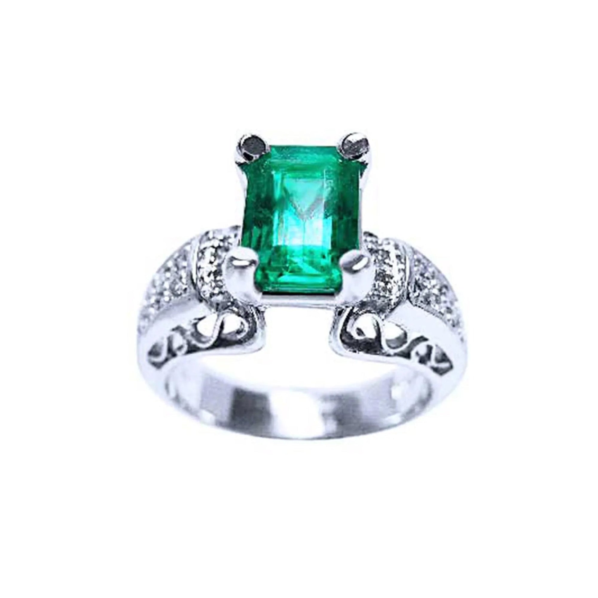 Este anillo con esmeralda muestra su parte frontal con diamantes laterales.