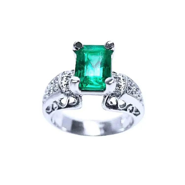 Este anillo para mujer con una esmeralda colombiana de las minas de Muzo está decorado con diamantes naturales.