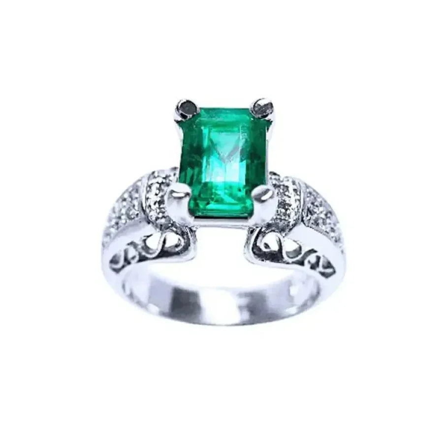 Este anillo para mujer con una esmeralda colombiana de las minas de Muzo está decorado con diamantes naturales.