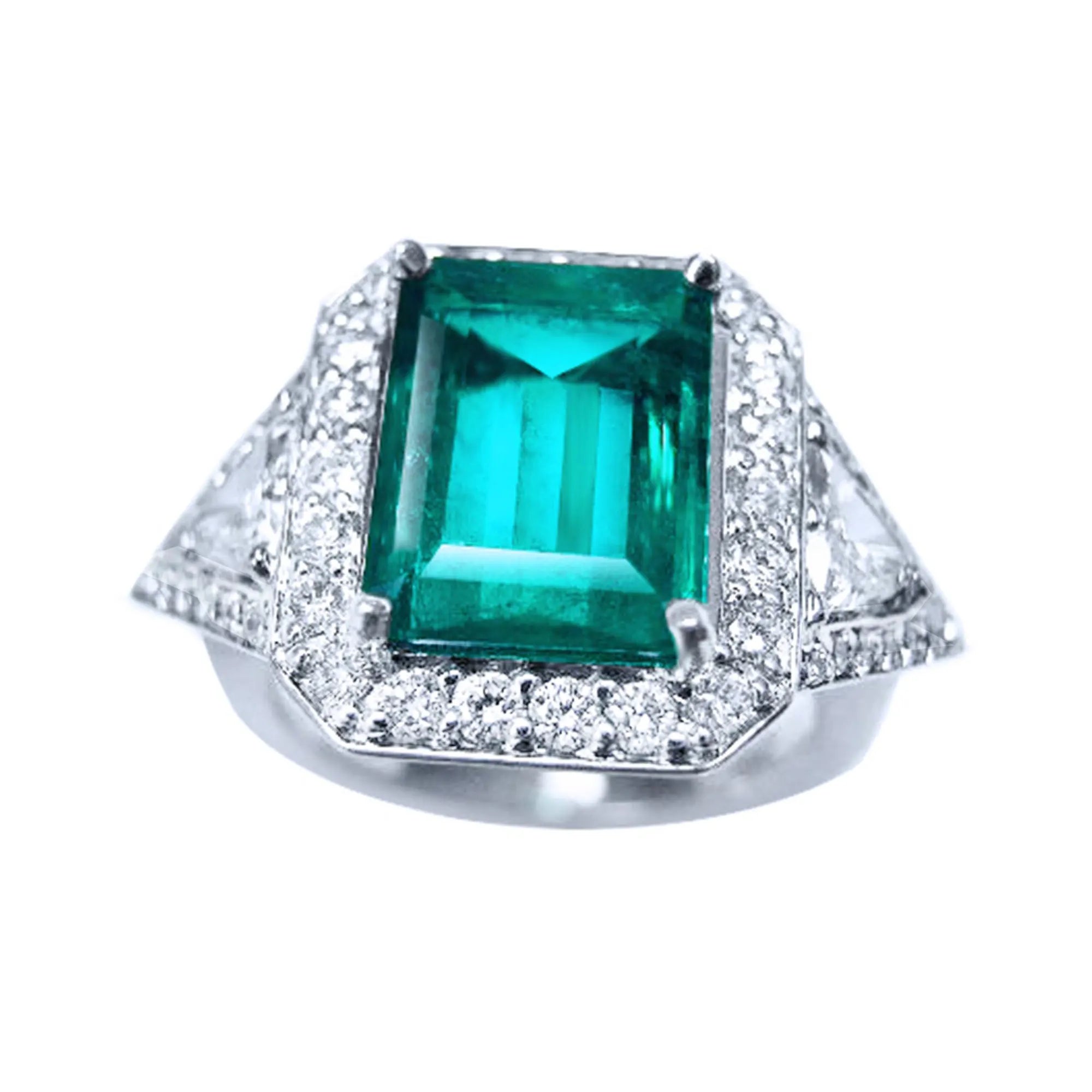 Vista cercana de un nillo con esmeralda cuadrada y diamantes triangulares a cada lado.