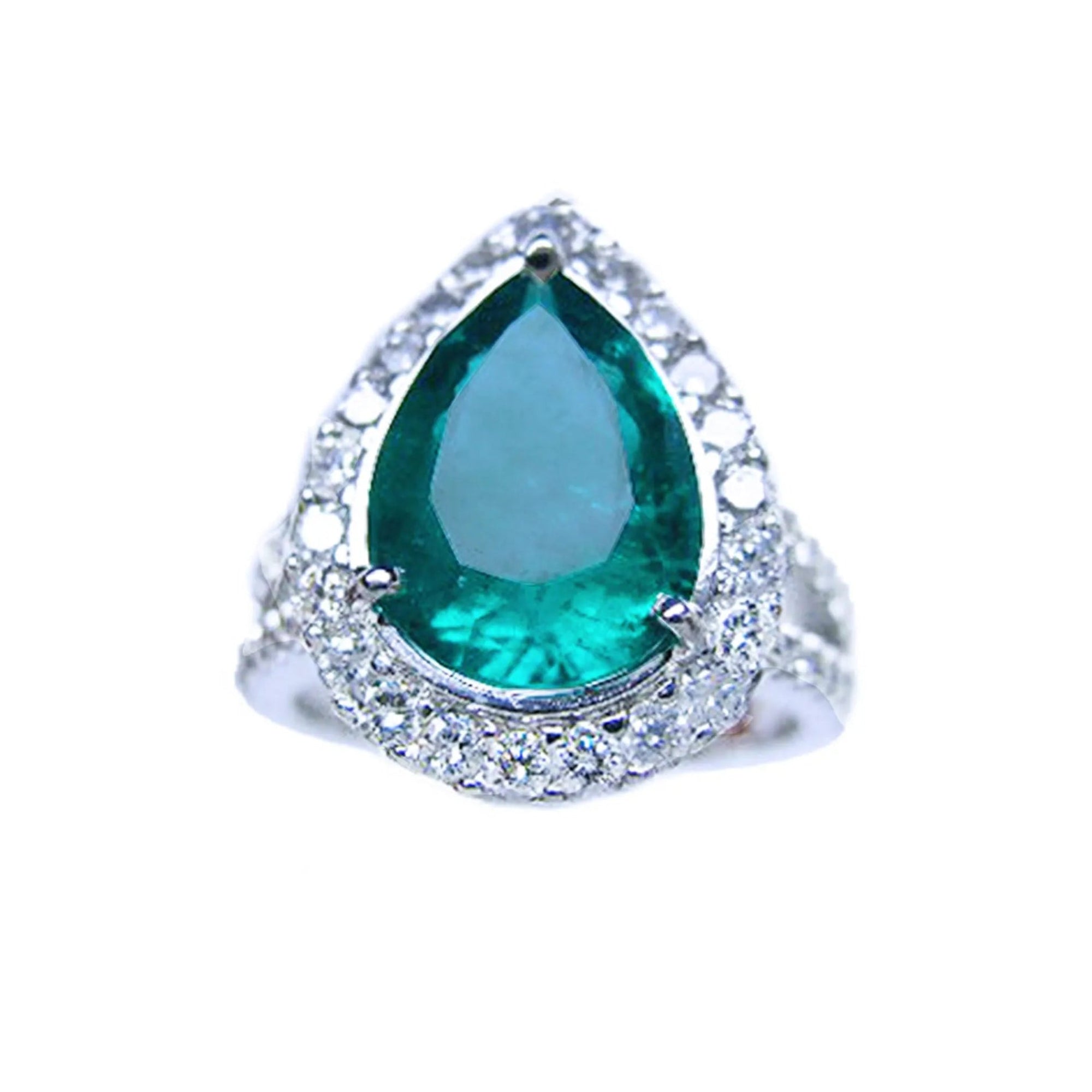 Anillo de compromiso con esmeralda corte pera certificada rodeada de diamantes naturales en oro blanco.